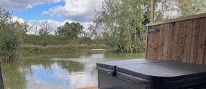 Premium Suite, 2 Bedrooms, Lake View | Idromassaggio all'aperto