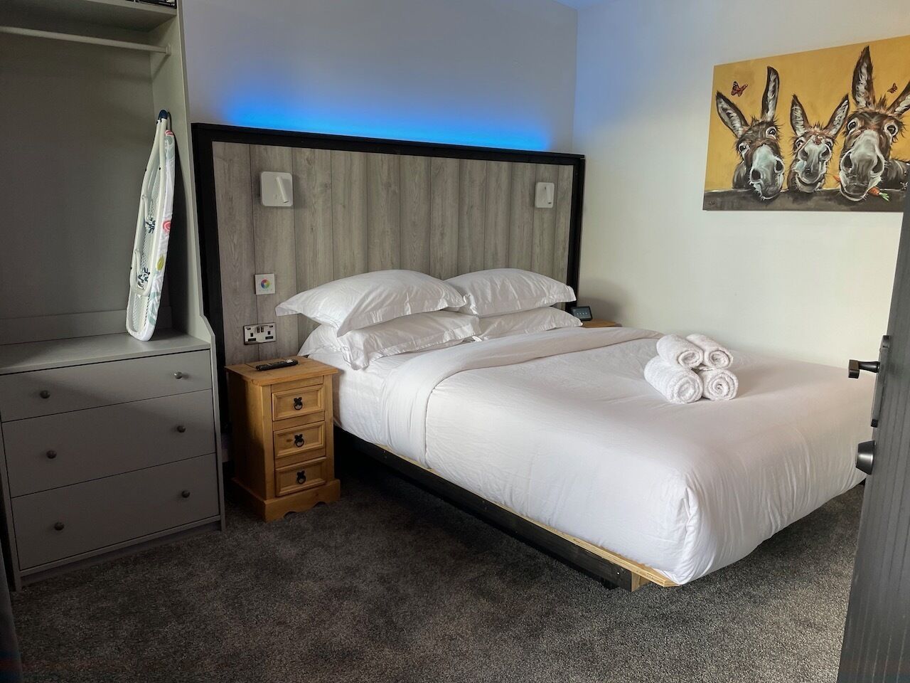 Egyptian cotton sheets, premium bedding, pillow-top beds, minibar