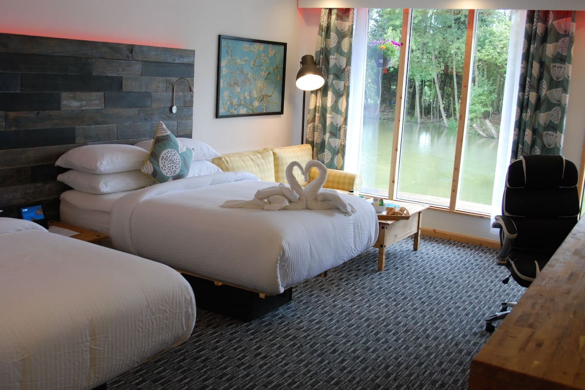 Deluxe Twin kamer, 2 tweepersoonsbedden, balkon, uitzicht op meer | Kameruitzicht