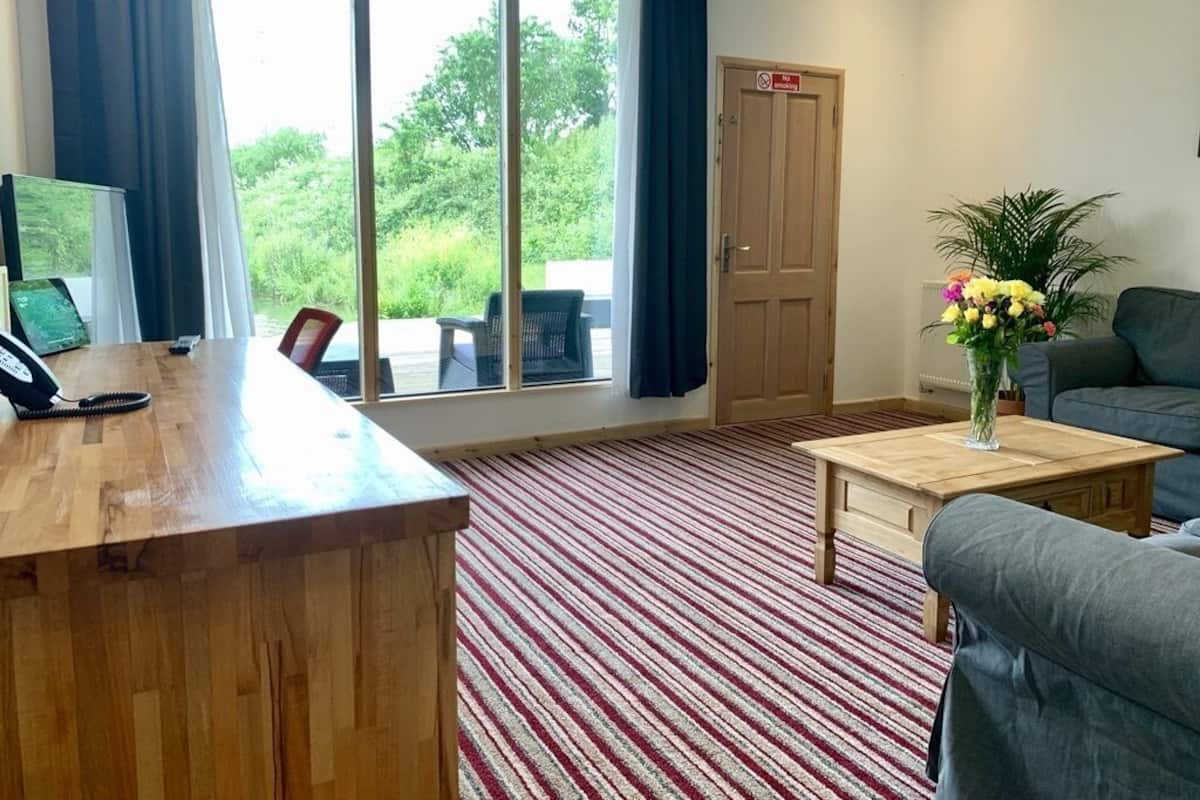 Premium suite, 2 slaapkamers, balkon, uitzicht op meer | Woonruimte | Een 55-inch flatscreentelevisie met digitale zenders en een televisie