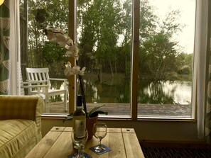 Rom – deluxe, 1 kingsize-seng, balkong, utsikt mot innsjø | Utsikt fra rommet