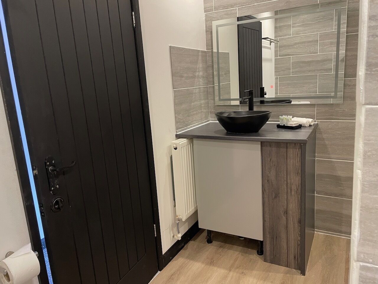 Shower, rainfall showerhead, free toiletries, hair dryer