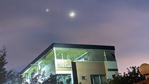 A modern hotel with a glass facade and a sign that reads "HOTEL" on the front. - Hotel Campo Real (Marinilla)