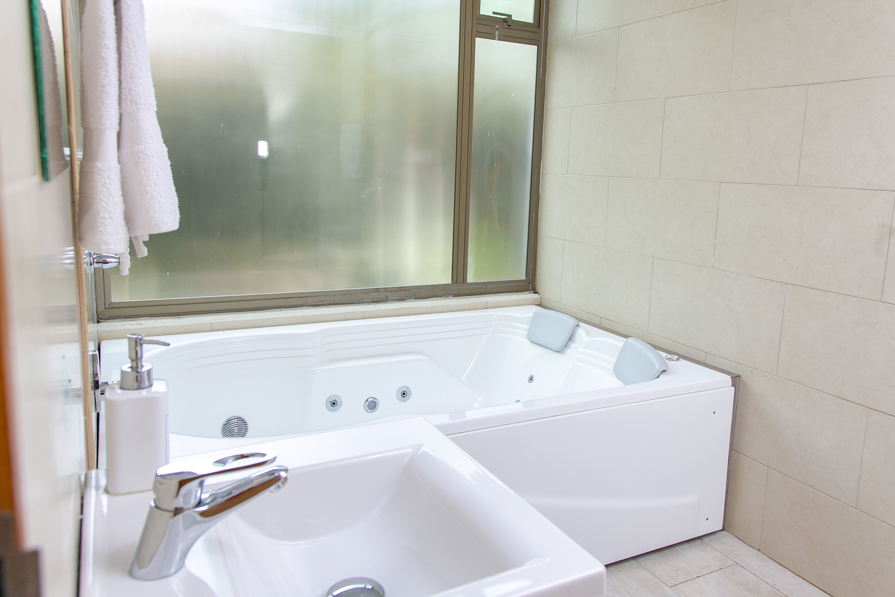 luxury double room, non smoking | bathroom | shower, towels