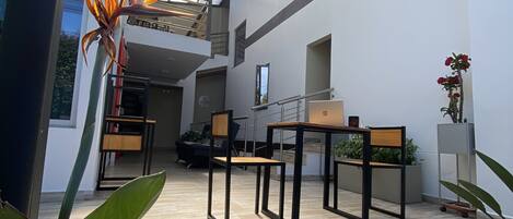 33-英寸智能电视 (配备有线频道)、电视