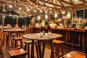 Cocktail bar, garden views, open daily - Sweet Songs Jungle Lodge, a Muy’Ono Resort (San Ignacio)