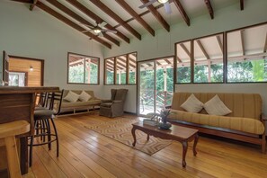 Ferienhaus, 2 Schlafzimmer, Gartenblick | Wohnzimmer