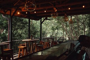 Cocktailbar, uitzicht op de tuin, dagelijks geopend