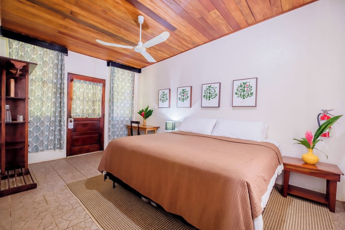 Junior bungalow, 1 kingsize bed | Luxe beddengoed, verduisterende gordijnen, een strijkplank/strijkijzer