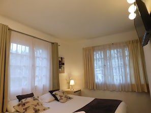 Double Room, Bathroom In Suite | Een minibar, een kluis op de kamer, geluiddichte muren, gratis wifi