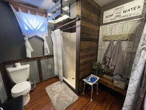 Suite Deluxe, 1 cama de matrimonio, no fumadores | Baño | Ducha y cabezal de ducha tipo lluvia