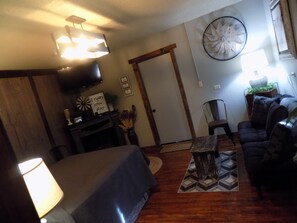 En 34-tommers Flatskjerm-TV med digitale kanaler samt TV