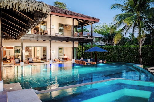 Perfect Family Retreat with the best Sunset views: Luxury Beachfront house w/ Pool & Heated Jacuzzi