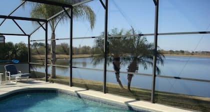 Casa con piscina de 4 dormitorios y 2 plantas con impresionantes vistas al lago en una comunidad cerrada