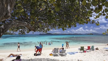 En la playa, camastros y toallas de playa
