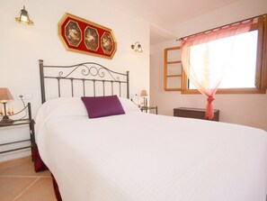 3 slaapkamers, een strijkplank/strijkijzer, reisbedje, gratis wifi