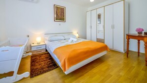 3 室のベッドルーム、旅行用ベビーベッド、WiFi (無料)