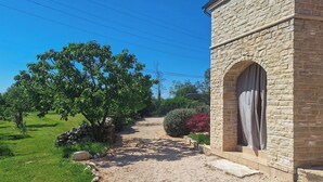 A gravel path leading to a stone building with a large window, surrounded by greenery and trees. - Wonderful private villa with WIFI, private pool, A/C, TV, terrace, pets allowed and panoramic view (Buzet)