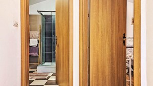 A hallway with a wooden wardrobe, a glass shower, and a checkered floor. - Wonderful private villa with WIFI, private pool, A/C, TV, terrace, pets allowed and panoramic view (Buzet)
