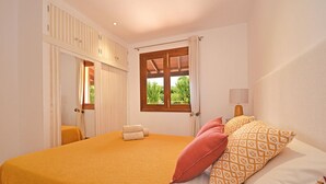 A bedroom with a bed, a window, a lamp, and a wardrobe. - Es Pou - Charming villa with pool in Biniamar, Selva, Mallorca (Selva)