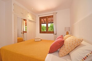 3 bedrooms, iron/ironing board, free WiFi, bed sheets