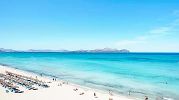 Una spiaggia nelle vicinanze, lettini da mare, teli da spiaggia