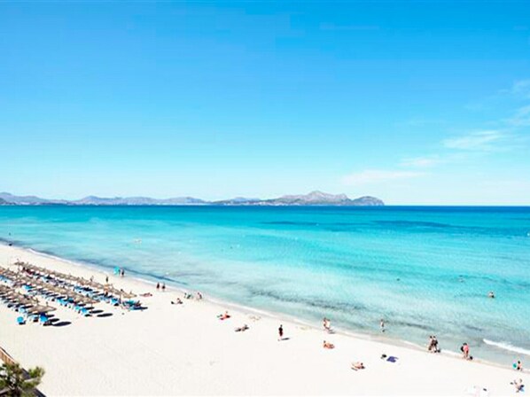 Playa en los alrededores, camastros y toallas de playa 