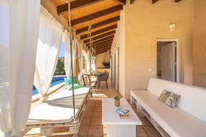 Outdoor dining - V. Son Serra, Pool & Chill Out by BeBreeze (Son Serra de Marina)