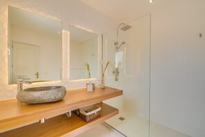 Ensemble douche/baignoire, sĂšche-cheveux, serviettes fournies, savon