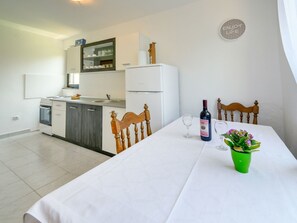 Microwave, oven, dishwasher, freezer - Beautiful private villa for 6 people with WIFI, private pool, A/C, TV, terrace and panoramic view (Zagreb)