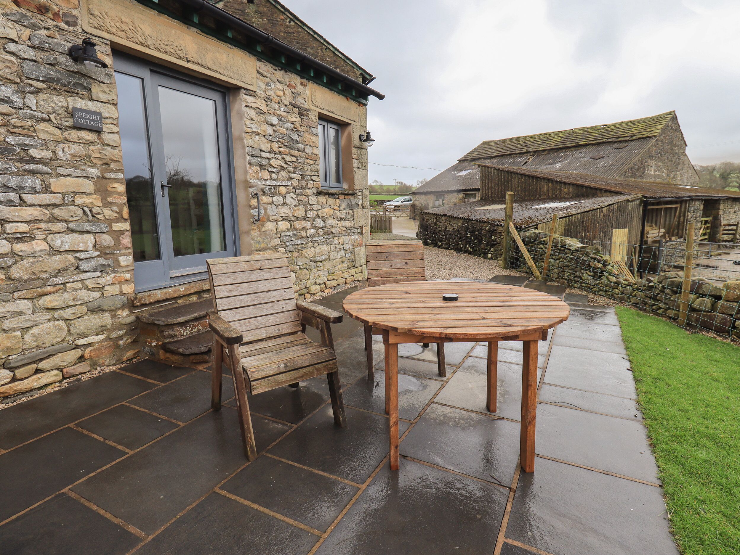 SPEIGHT COTTAGE, pet friendly, with hot tub in Sedbergh