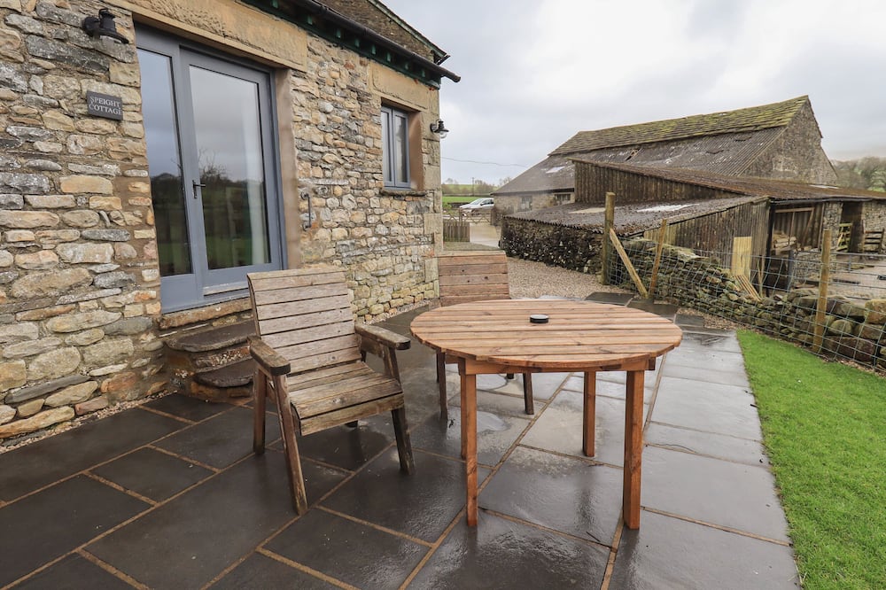SPEIGHT COTTAGE, pet friendly, with hot tub in Sedbergh