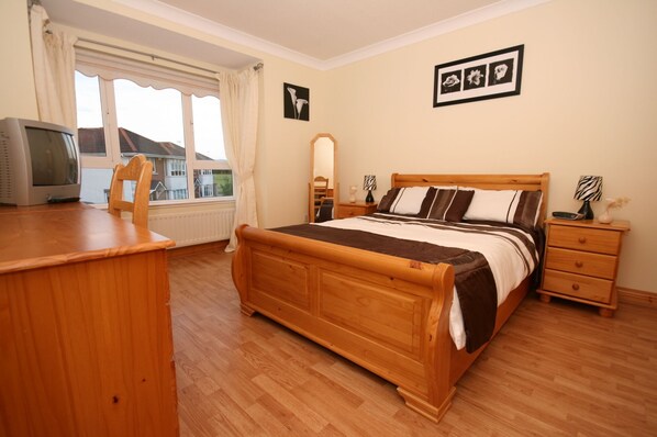 4 bedrooms, iron/ironing board, WiFi, bed sheets