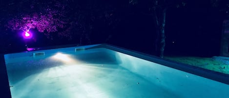 Una piscina al aire libre, una piscina climatizada