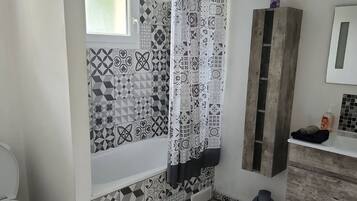 Badewanne, Haartrockner, Handtücher, Seife