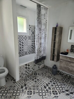 Bañera, secador de pelo, toallas, jabón
