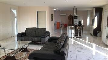 Smart TV, DVD player, stereo