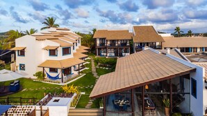Un resort con varias edificaciones, un césped bien cuidado y un cielo despejado.