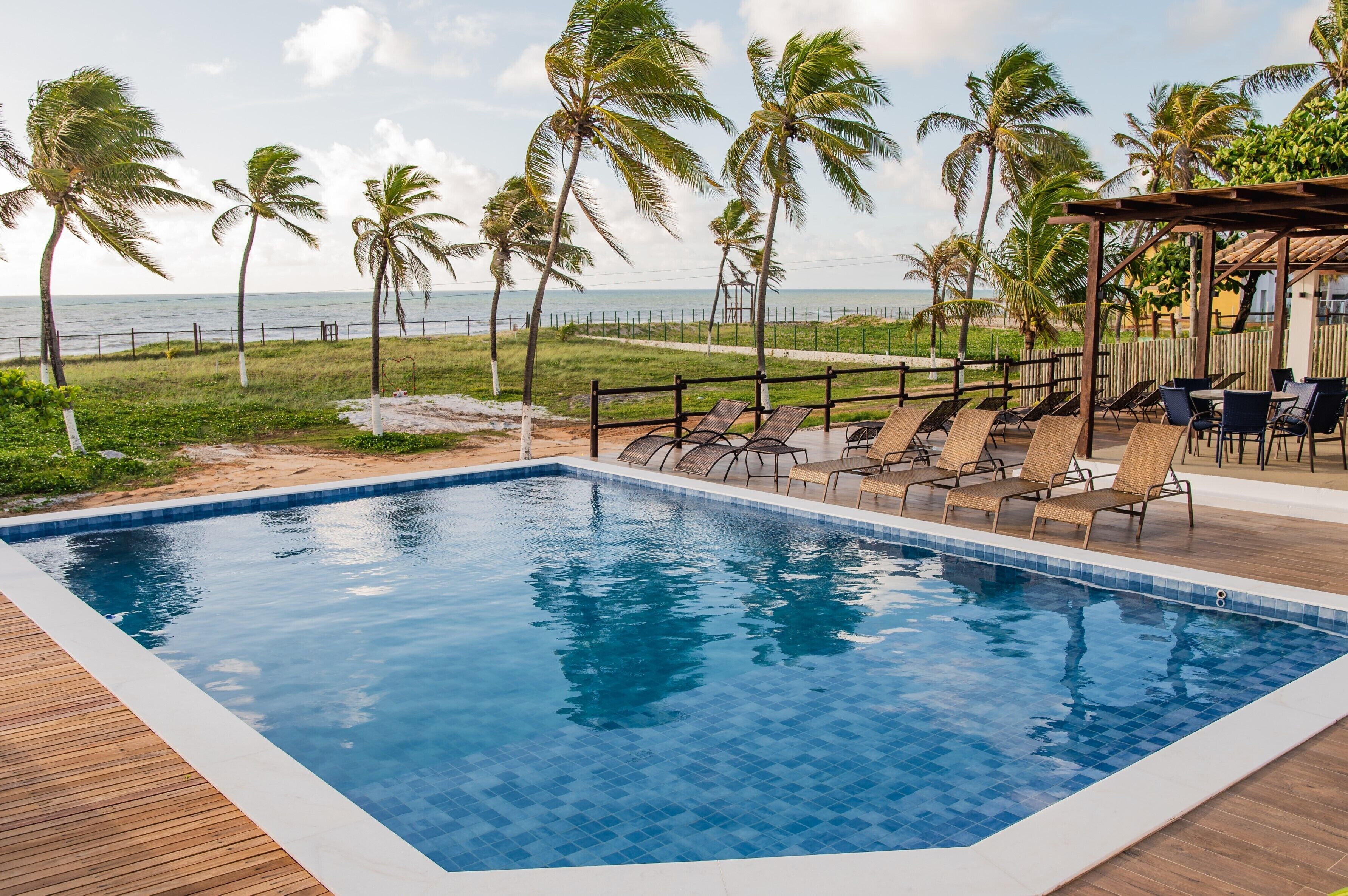 Piscina all'aperto, lettini