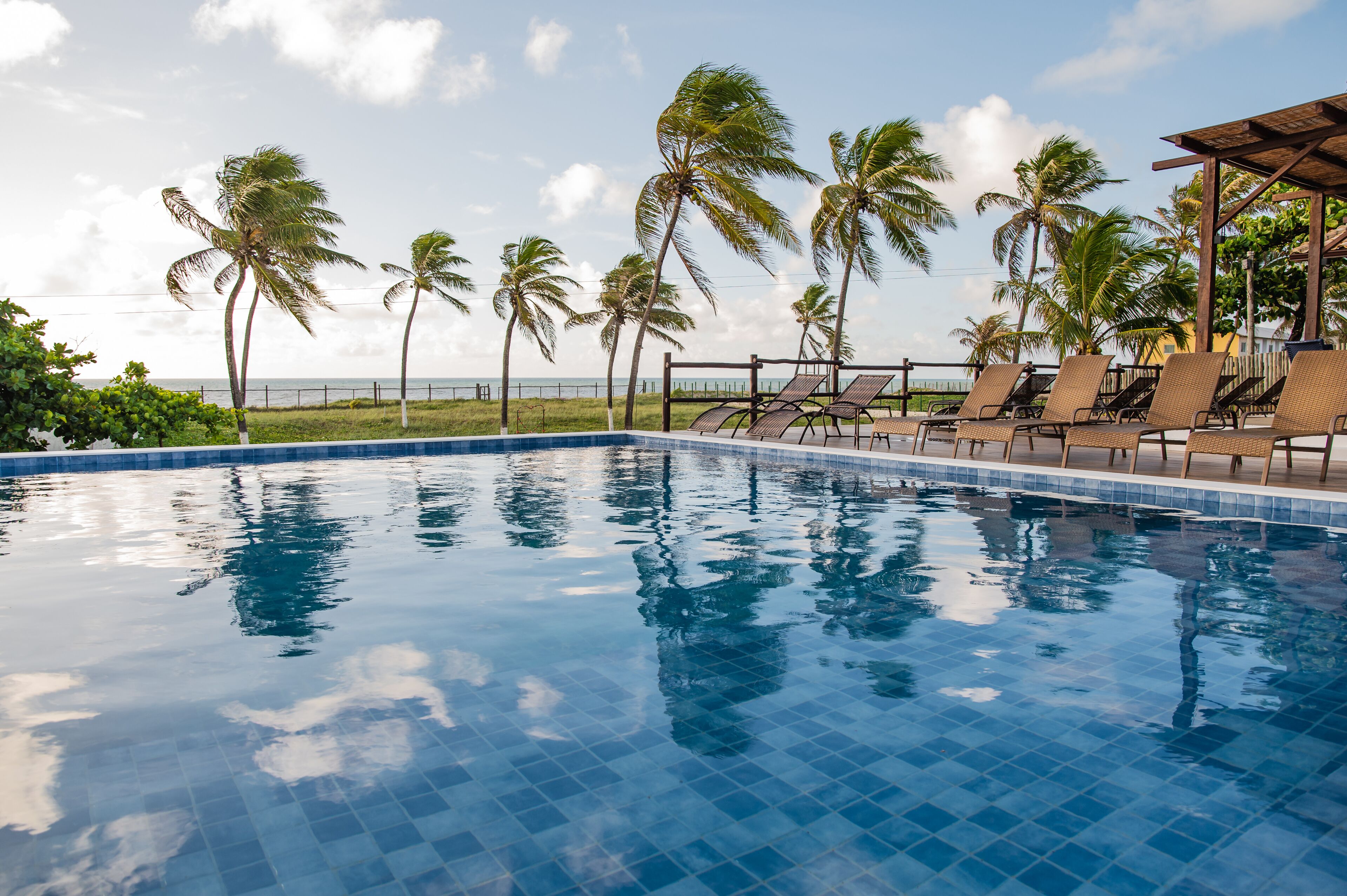 Piscina externa, espreguiçadeiras