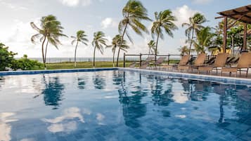 Piscina externa, espreguiçadeiras