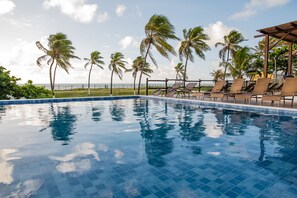 Outdoor pool, sun loungers - Pousada Aldeola by Slaviero Hotéis (Esplanada)