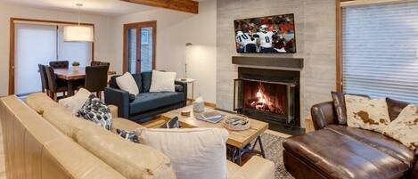 Televisión, chimenea y oficina