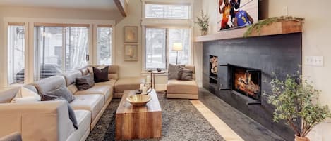 Televisión, chimenea, oficina