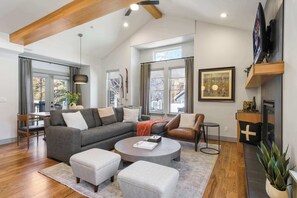 تلفزيون، مدفأة، مكتب