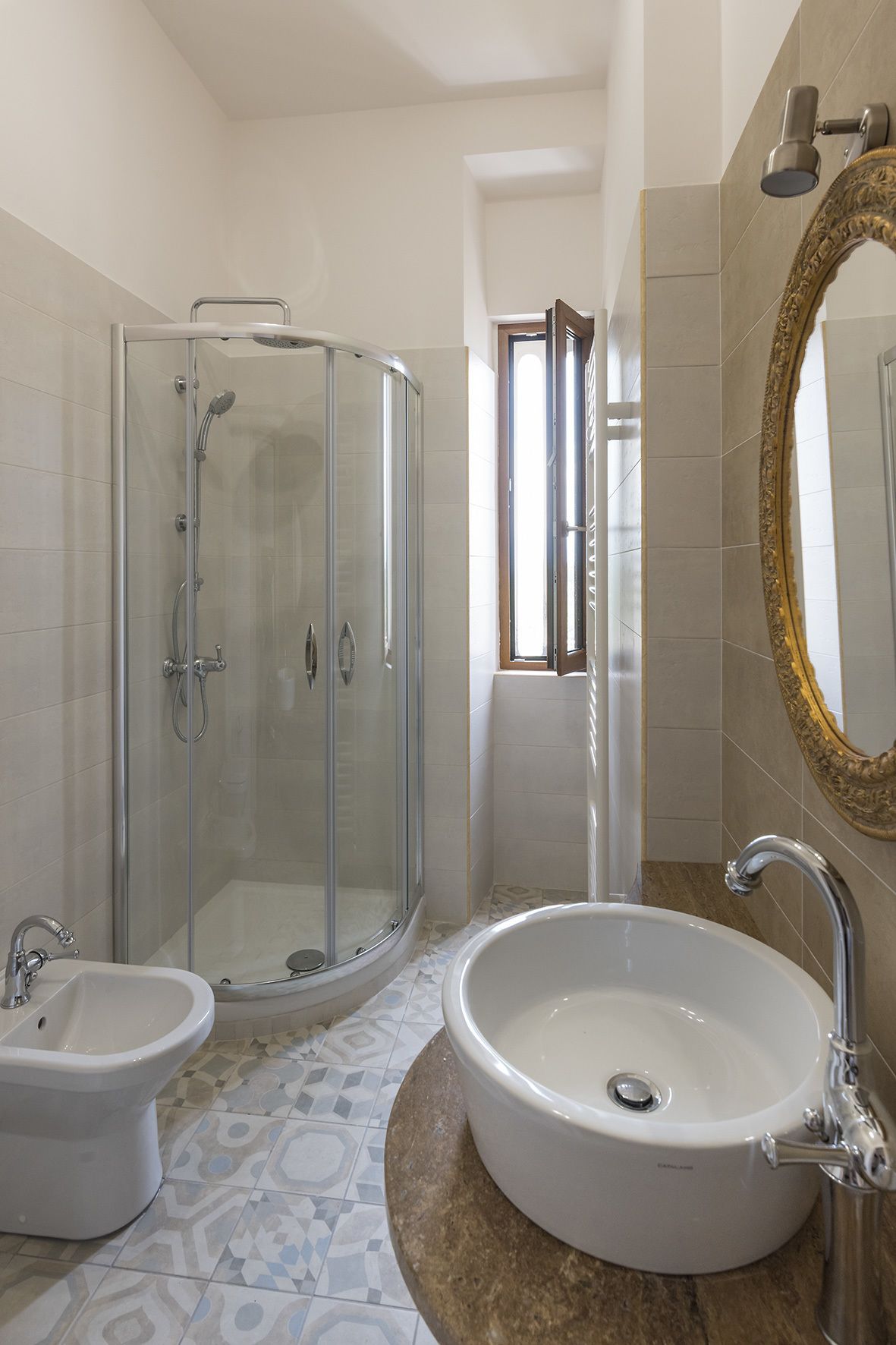 Habitación con 1 cama matrimonial o 2 individuales, balcón, vista al jardín | Baño | Regadera, regadera tipo lluvia, pantuflas, bidet 