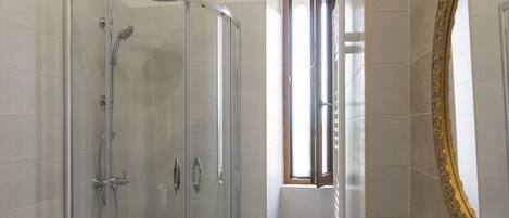 Doppel- oder Zweibettzimmer, Balkon, Gartenblick | Badezimmer | Dusche, Regendusche, Hausschuhe, Bidet