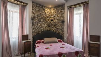 Deluxe-Vierbettzimmer, Balkon, Gartenblick | Schreibtisch, kostenloses WLAN, Bettwäsche