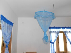 LED-tv, eldstad och surfplatta