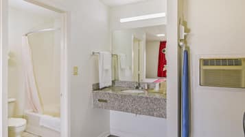 Articles de toilette gratuits, sèche-cheveux, serviettes fournies